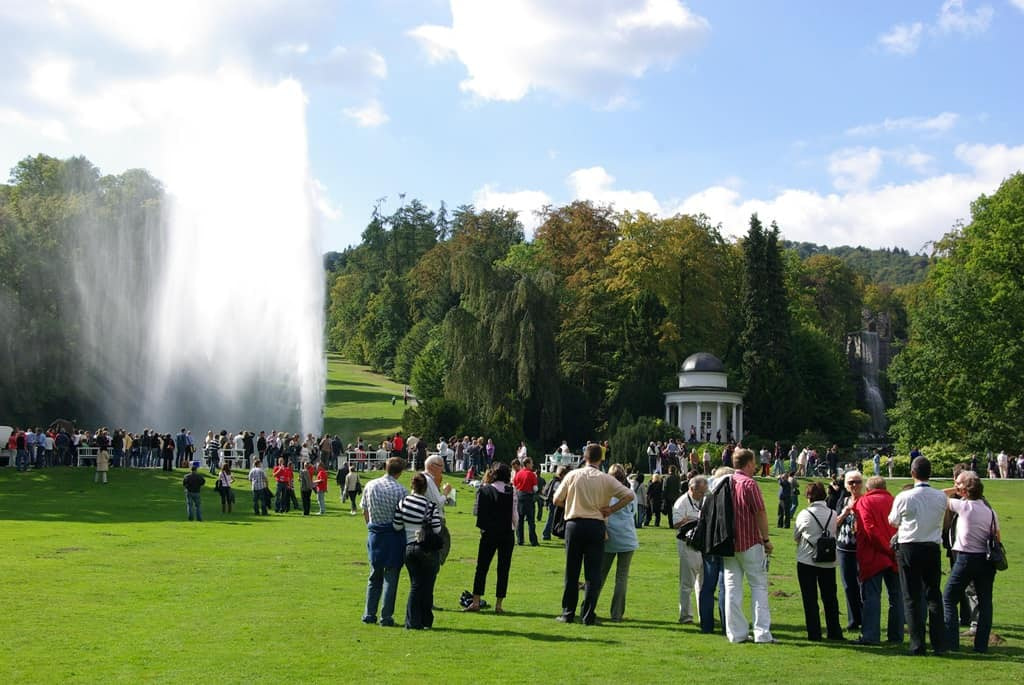 Stadt Kassel Umgebung 6 Bergpark Wilhelmshoehe Wasserspiele Fontaene und Besucher - Ihre Vorteile